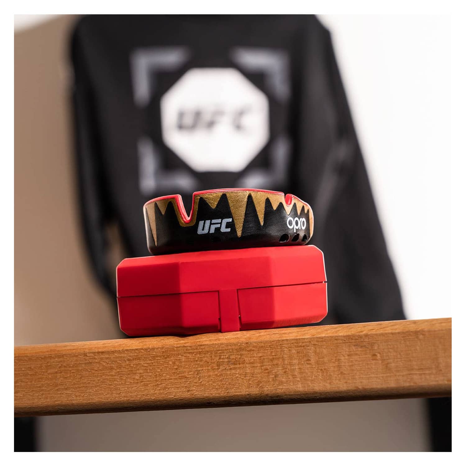 أوبرو واقي الفم المخصص للبالغين من UFC البلاتيني - Red