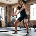 Nike Strength كرة كيتل بيل (Kettlebell) مغطاة بالمطاط (طراز Grind/Smoke) - 16 kg