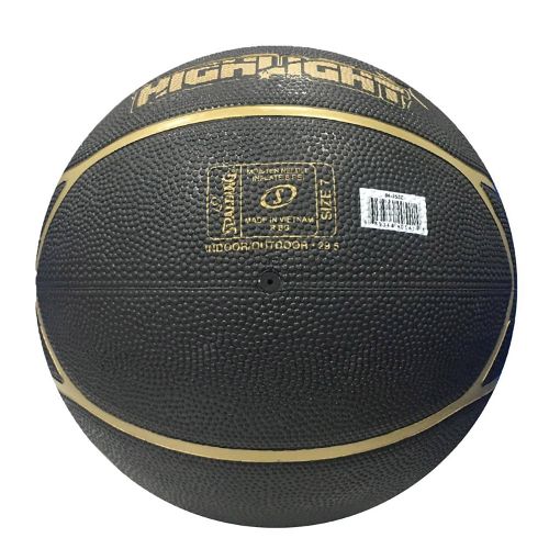 سبالدينج  كرة السلة هايلايت من المطاط الأسود/الذهبي للاستخدام الخارجي، مقاس 7 (29.5 بوصة)